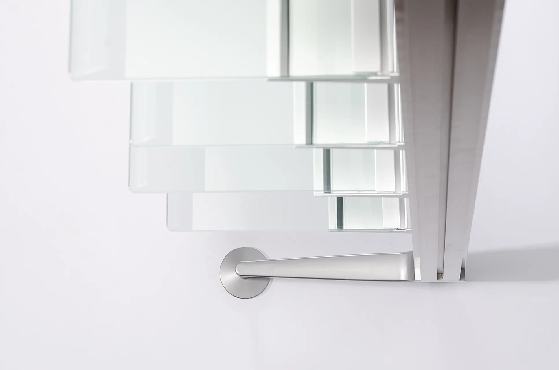 XF arredamento per farmacie minimal di design - gallery 09 Realizzazioni Th.Kohl - Farmacia Monaco Schio VI - gallery 05