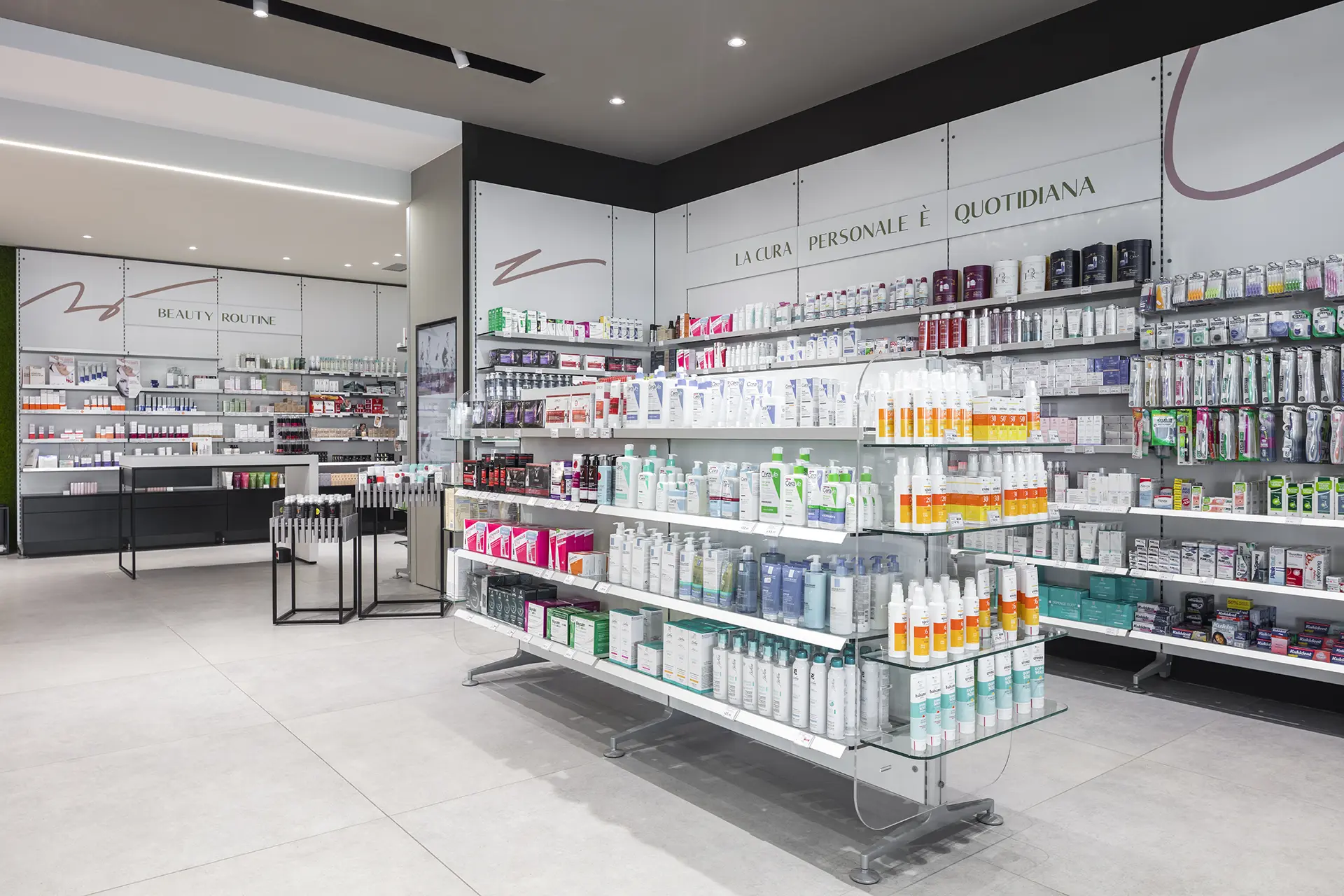 Production et installation de gondoles et tables expo pour pharmacies - th.kohl 01