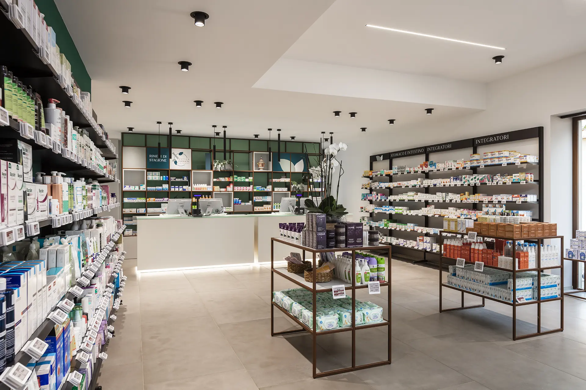 Production et installation de gondoles et tables expo pour pharmacies - th.kohl 06