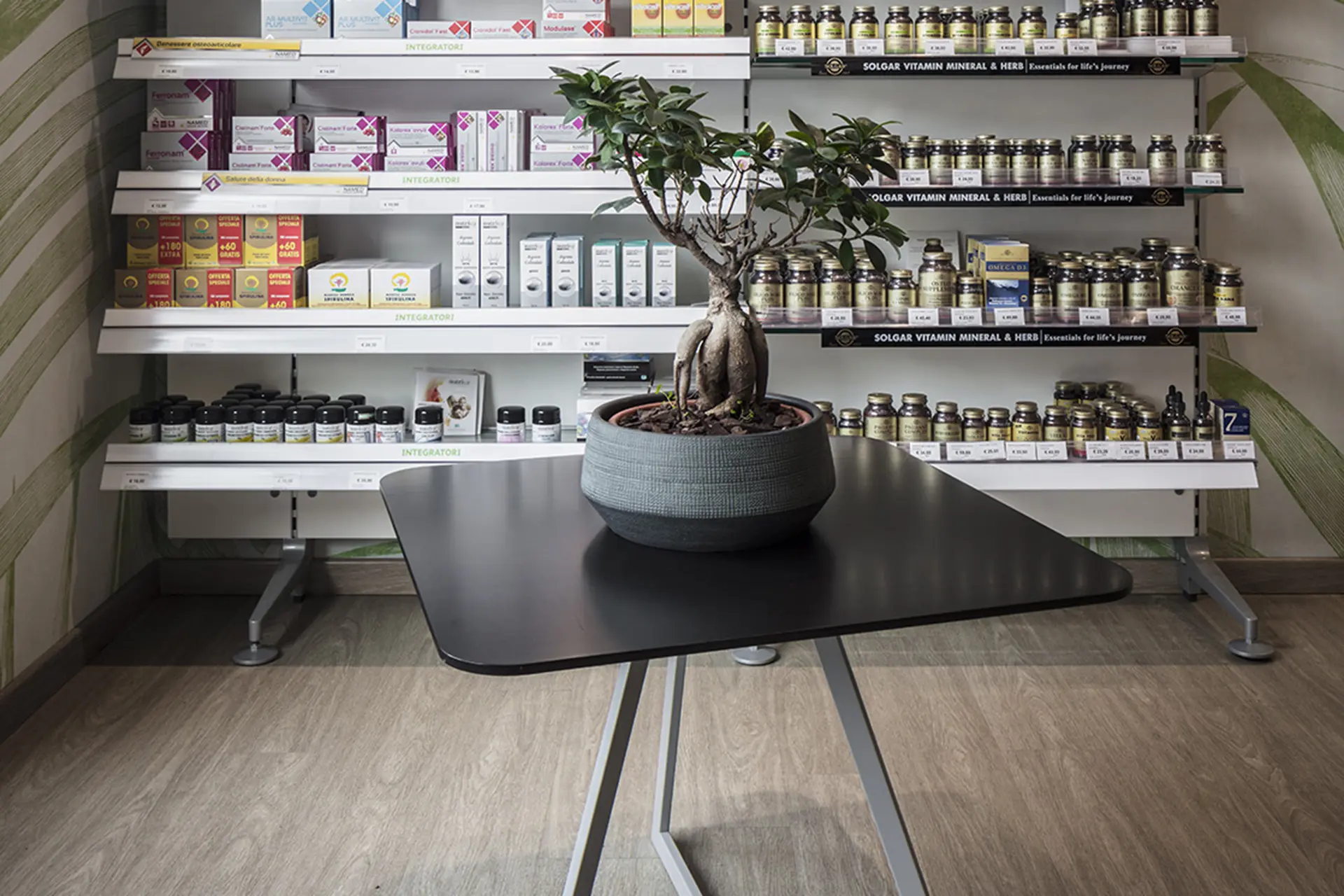 Production et installation de gondoles et tables expo pour pharmacies - th.kohl