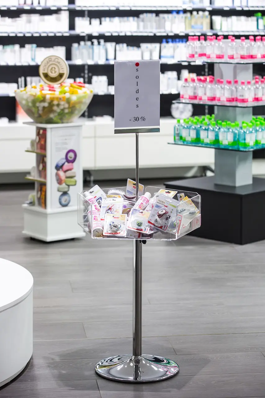Production et installation de gondoles et tables expo pour pharmacies - th.kohl 07