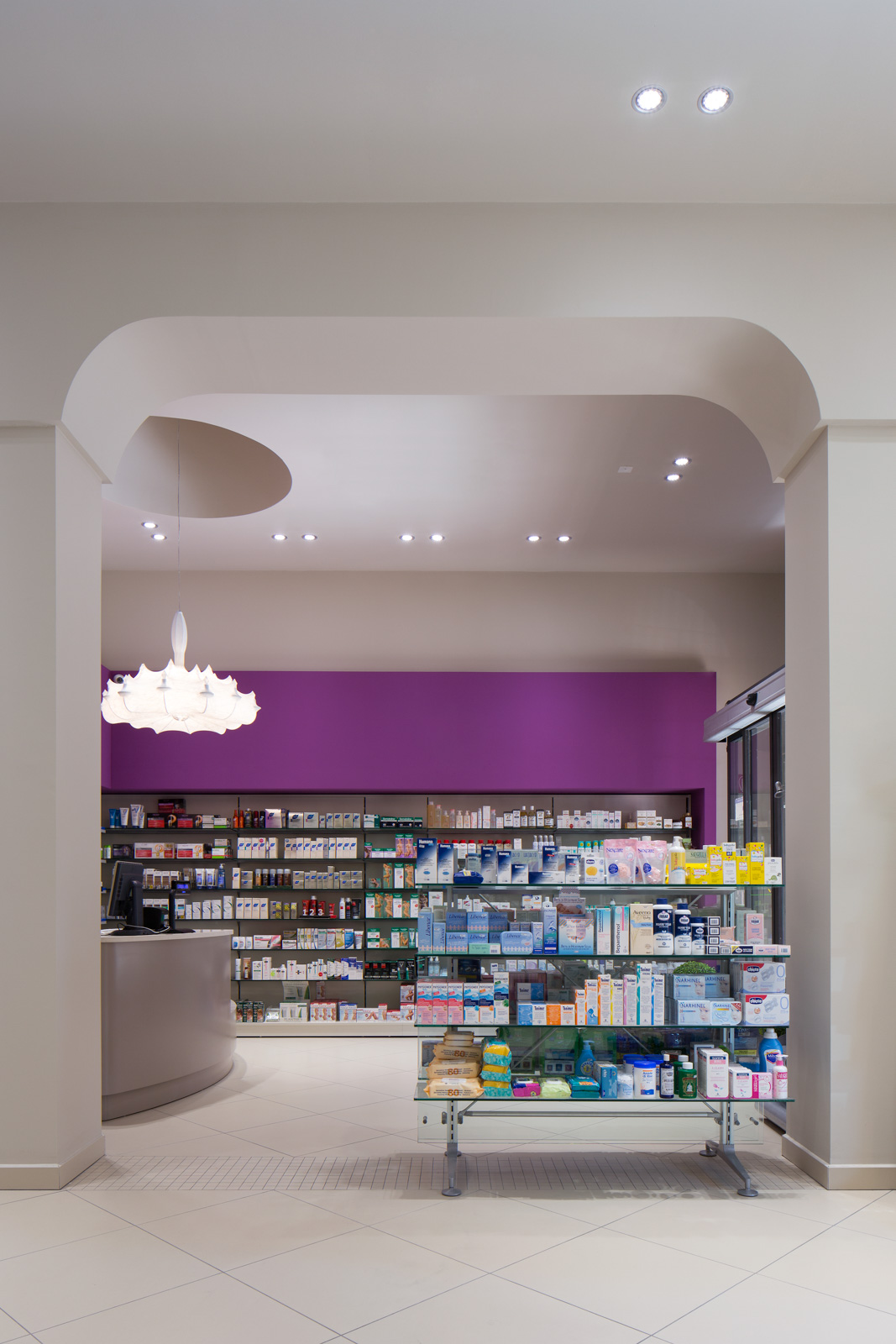 rayonnages d'une pharmacie moderne organisés selon les principes du retail design