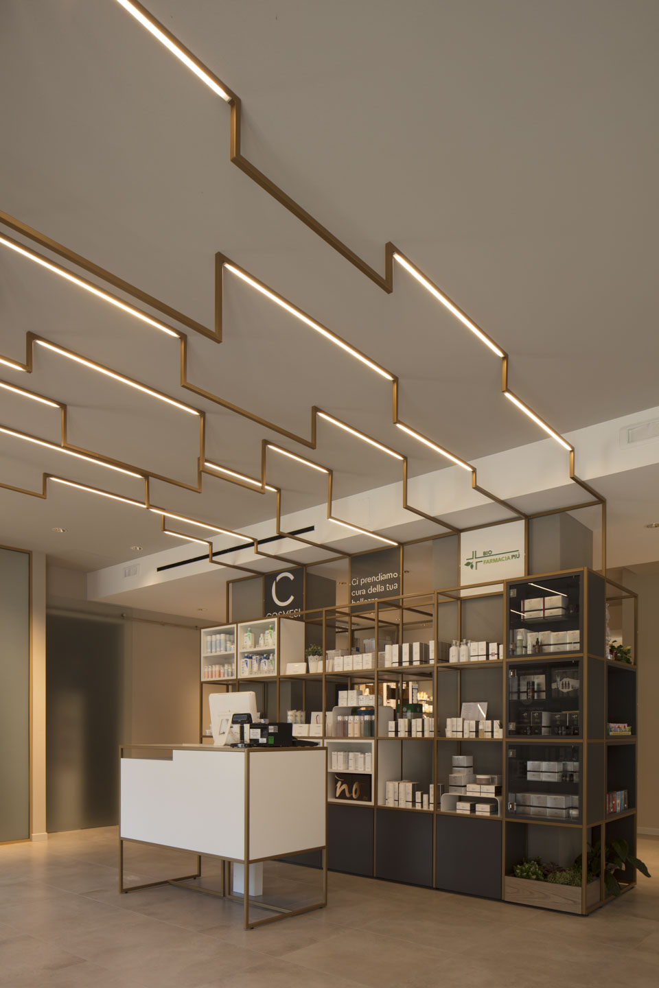 un espace d'exposition en pharmacie mis en valeur par un éclairage design