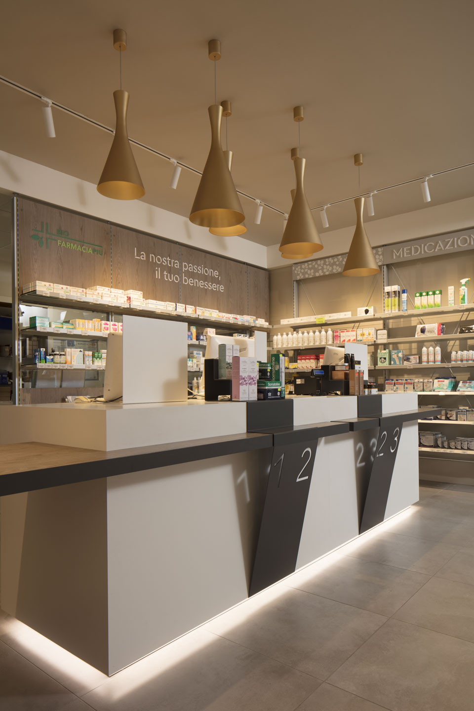 une pharmacie éclairée par des lumières techniques, fonctionnelles et spectaculaires
