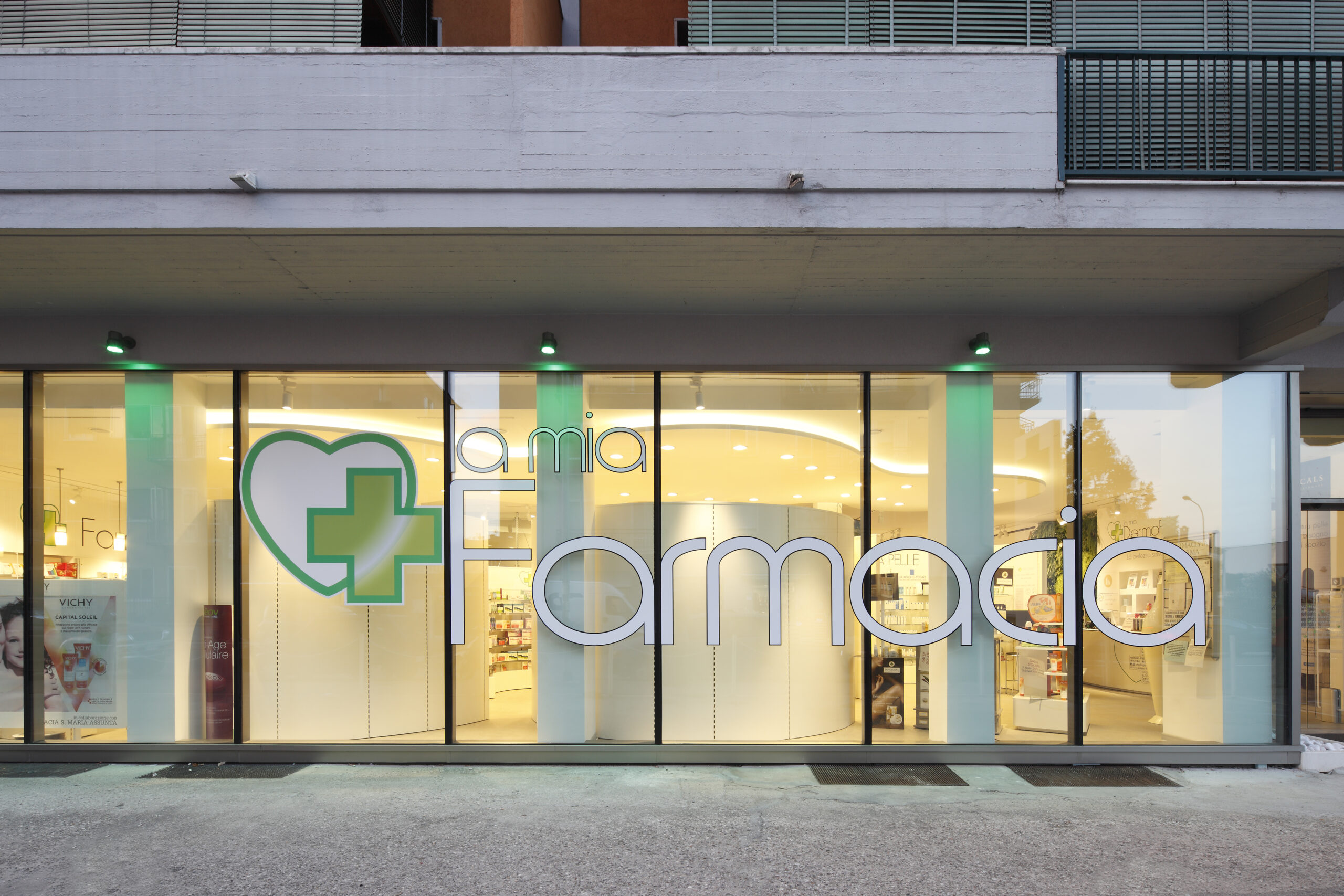 pharmacie dotée d'un éclairage design