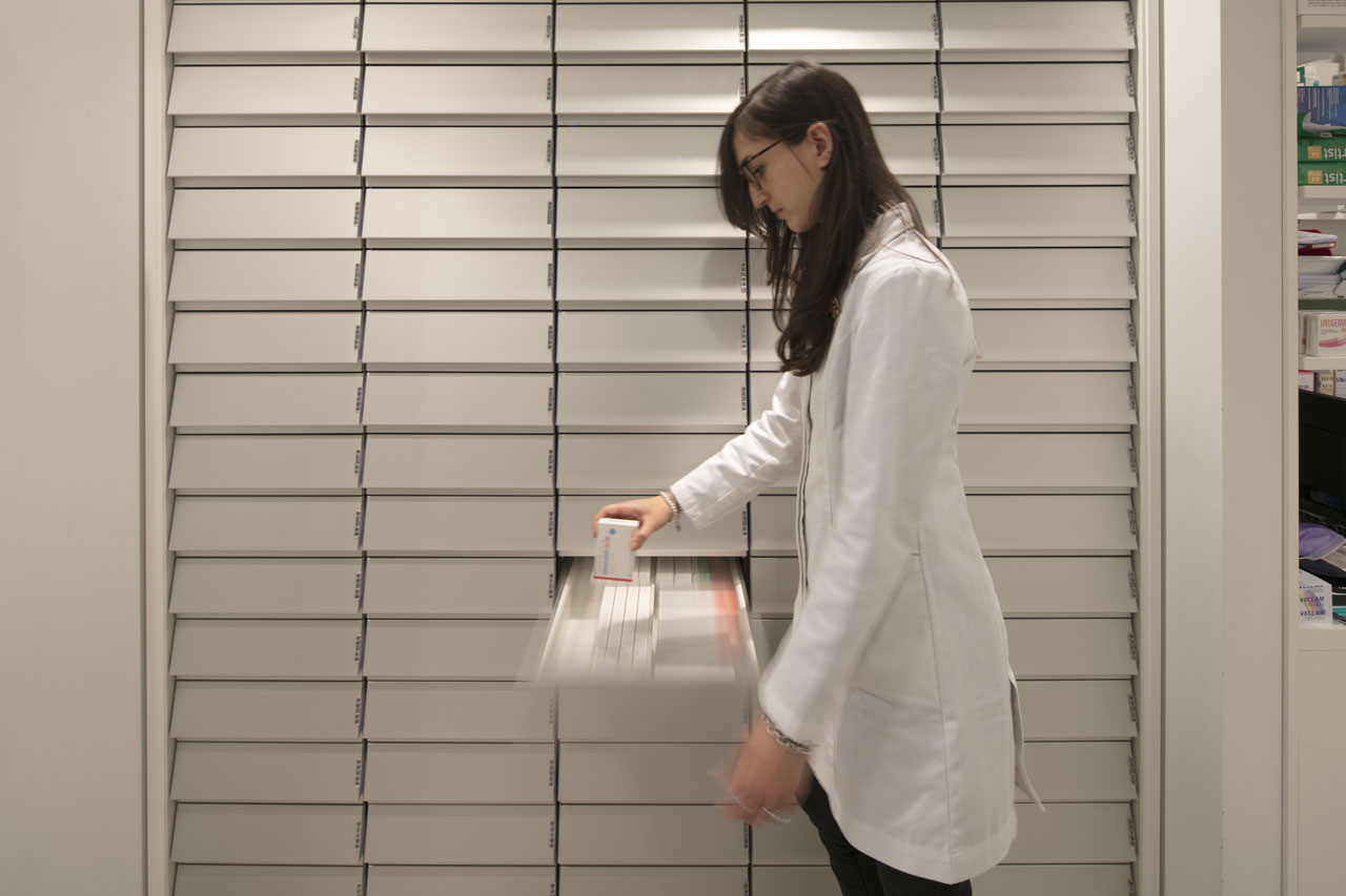 meubles à tiroirs Th.Kohl installés dans une pharmacie d'écoconception