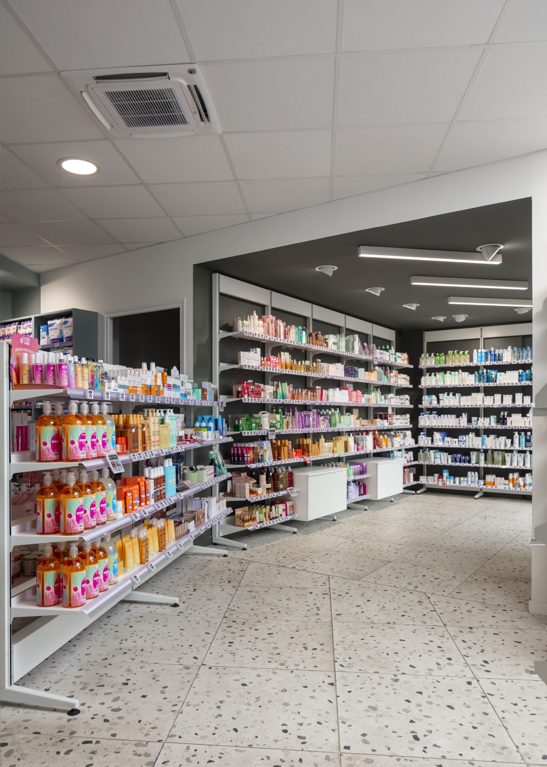 Pharmacie Saint-Ouen 8 Réalisation Th.Kohl -Pharmacie Des Amonts - gallery 01